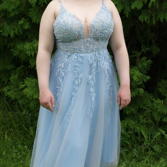 Prom/grad dress - Picture 2 of 2
